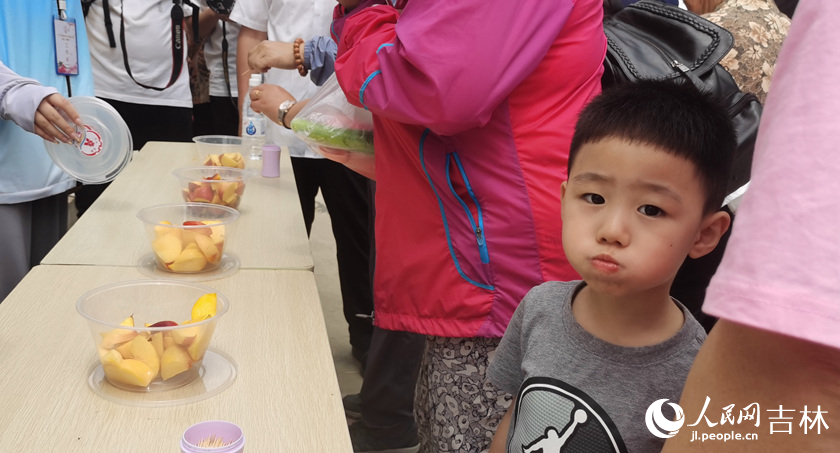 品嘗到桃子的小朋友。人民網記者 王帝元攝