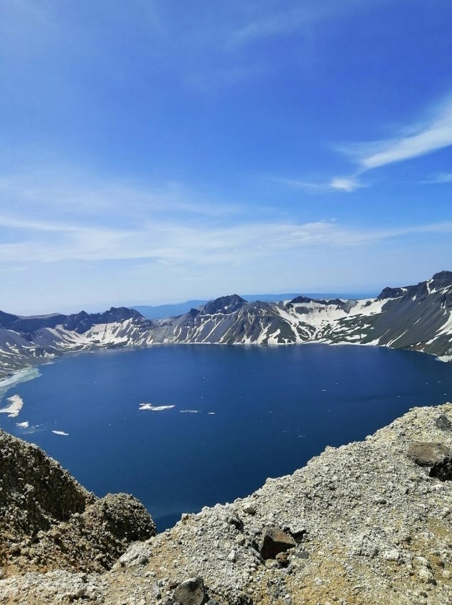 6月16日的天池，宛若心形藍寶石。孟海鷹/攝