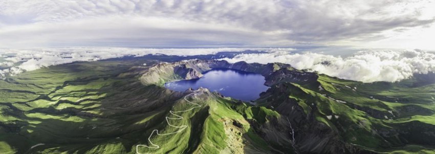 云端觀長白山天池（往年照片）。卓永生/攝