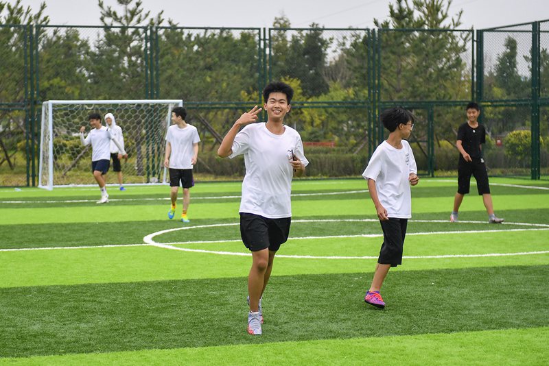 在延吉市阿里郎足球公園 青少年享受踢球的樂趣。新華社記者 許暢攝