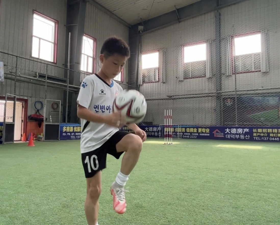 小球員正在進行顛球練習 鄭智文攝