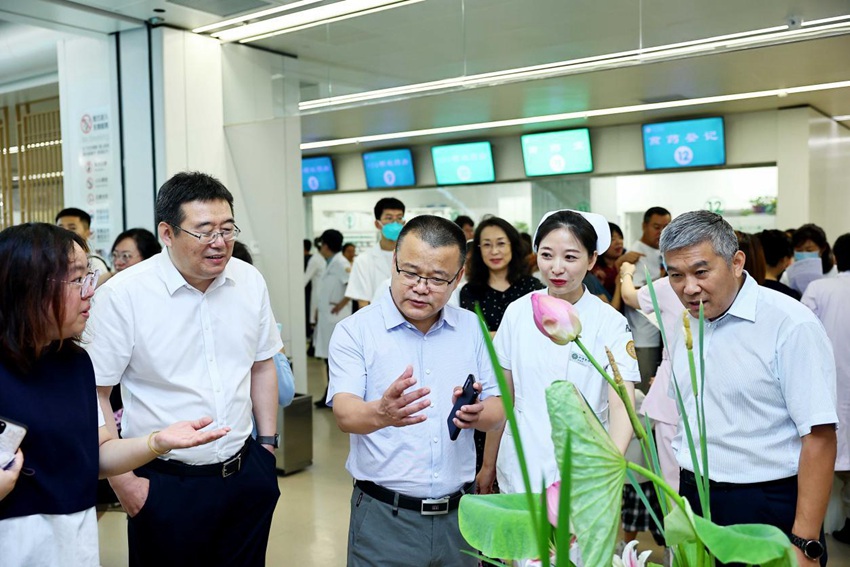 參與活動的嘉賓到體驗區互動交流。（王振東 攝）