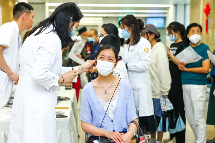 耳穴埋豆體驗活動。（王振東 攝）