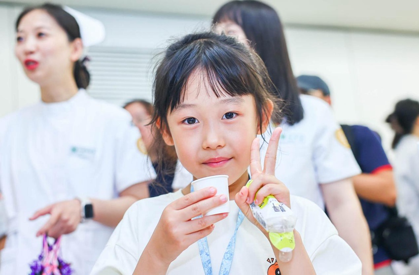 小朋友品嘗酸梅湯。（王振東 攝）
