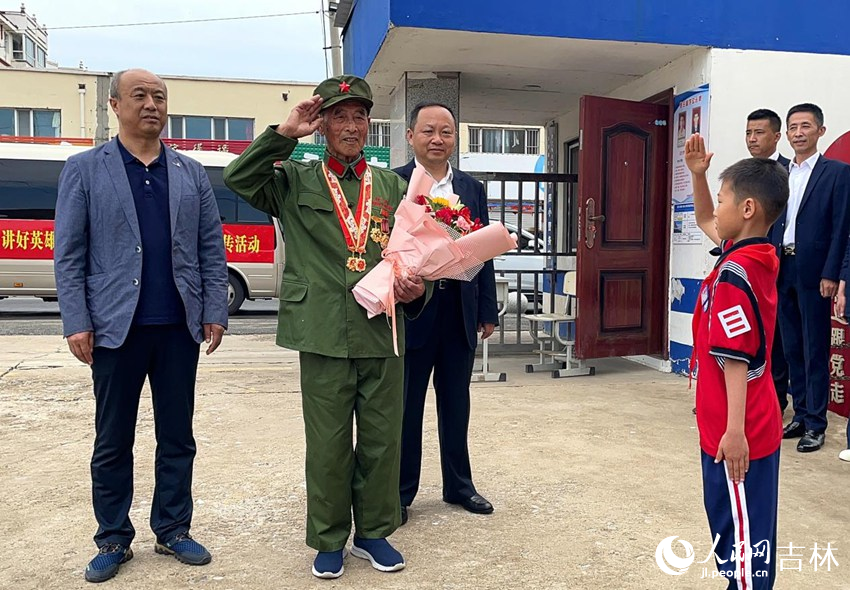 老兵王維新與少先隊員相互敬禮。人民網記者 李思玥攝