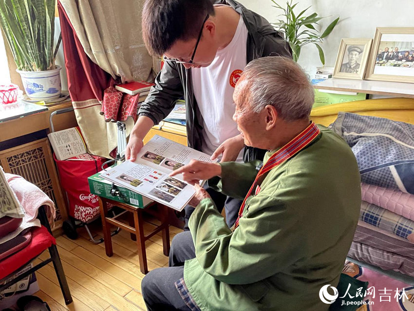 向德明向大家展示參軍時的老照片。人民網記者 李思玥攝