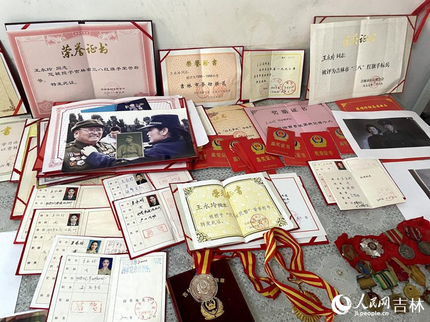 軍烈屬王永玲用榮譽書寫青春。人民網記者 李思玥攝