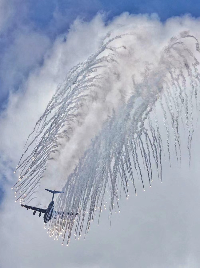運油-20低空釋放干擾彈。人民網記者李洋 攝