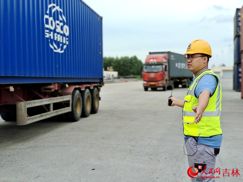 裝卸班班長王輔旭正在調度裝車。人民網記者 關思聰攝