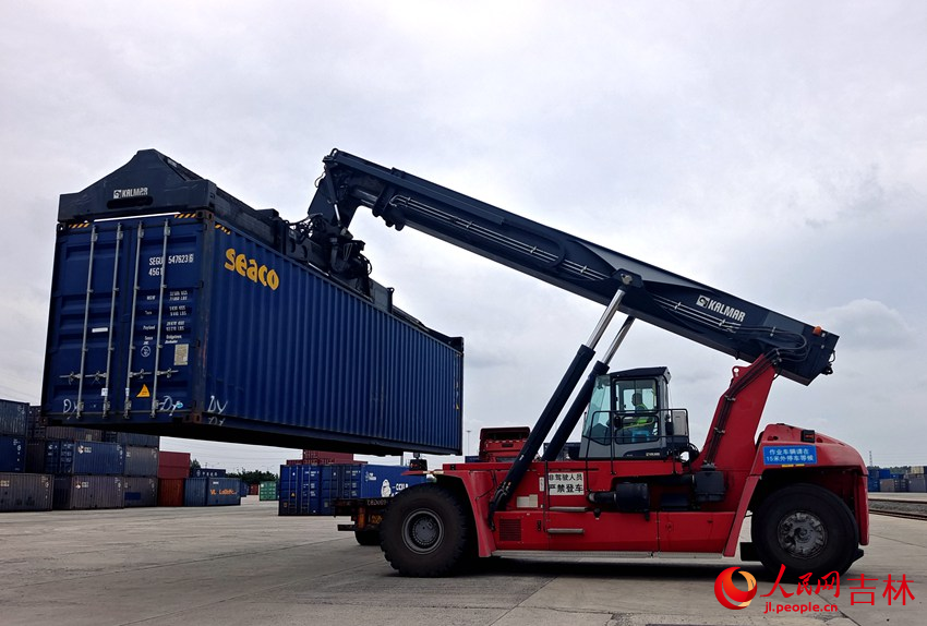 長春興隆鐵路口岸正在裝運貨物。人民網記者 關思聰攝