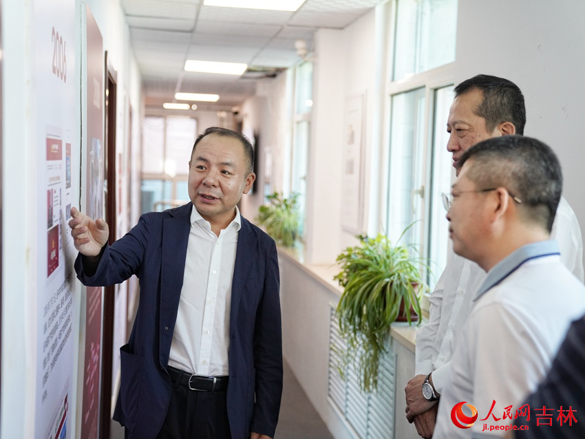 長春高新集團一行參觀了人民網發展歷程。人民網記者 李洋攝