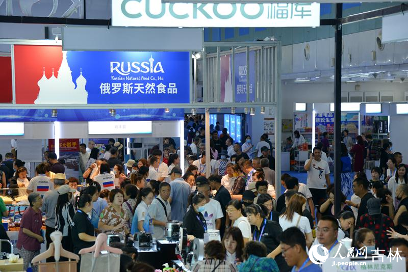 人們在博覽會東北亞商品館選購商品。 人民網記者 李洋攝