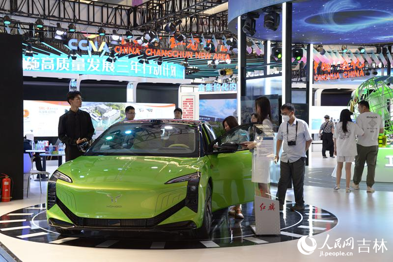 博覽會吉林館展示的紅旗E001豪華智能純電轎車。 人民網記者 李洋攝