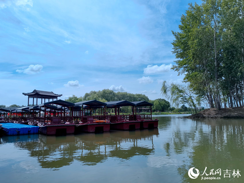 長春北湖國家濕地公園游船畫舫。人民網記者 馬俊華攝