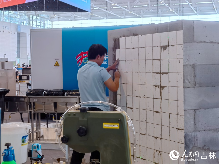 瓷磚貼面賽項選手王俊棋認真比賽。人民網記者 馬俊華攝