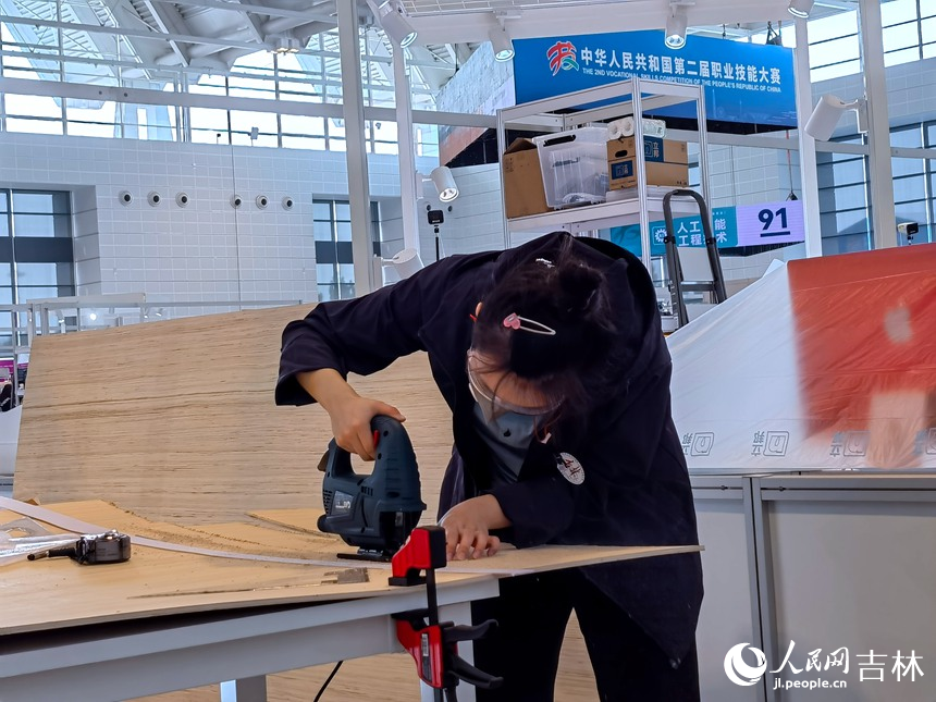 商品展示技術賽項選手譚鑫宇切割材料。人民網記者 馬俊華攝