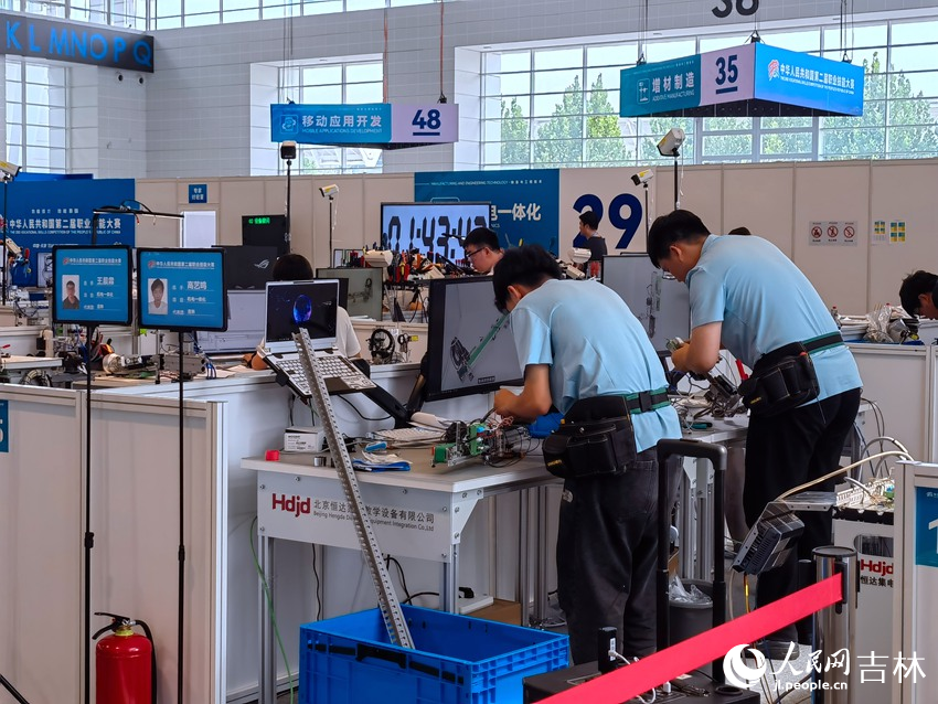 機電一體化賽項選手王晨霖、高藝鳴正在比賽。人民網記者 馬俊華攝