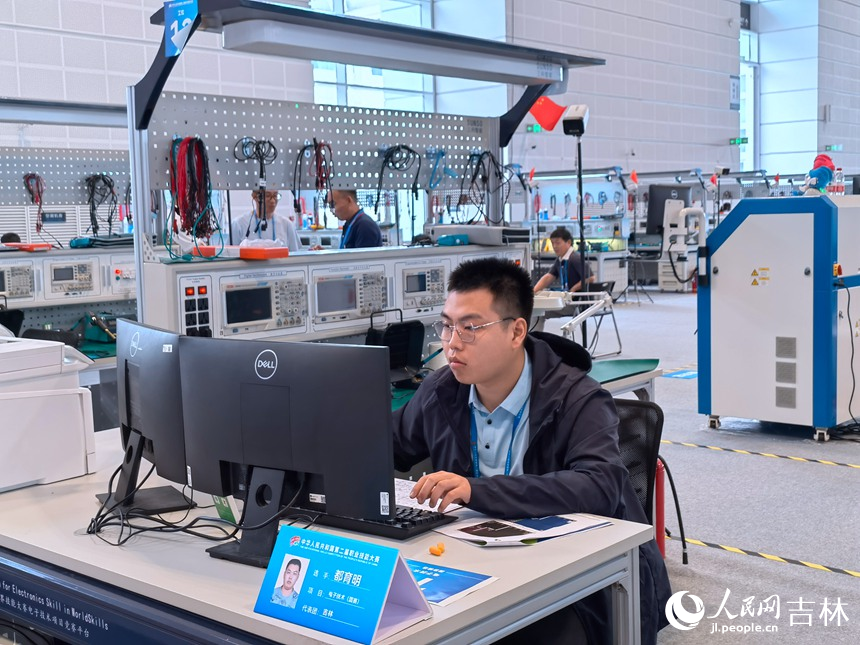 電子技術賽項選手都育明。人民網記者 馬俊華攝