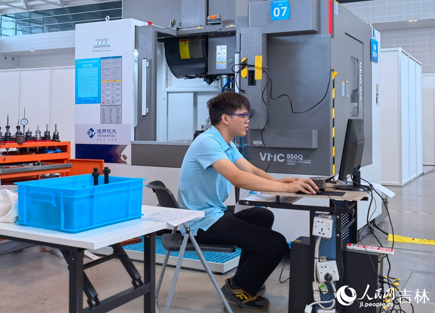 數控銑賽項選手何光鑫。人民網記者 馬俊華攝