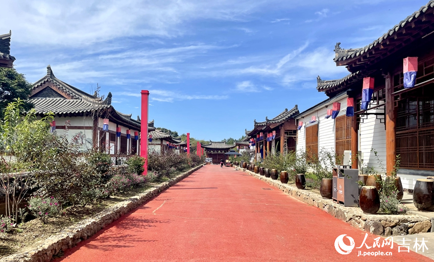 百花谷朝鮮族古村落位于安圖縣松江鎮，是了解朝鮮族百年歷史的窗口和朝鮮族民俗文化的體驗場。人民網記者 李思玥攝