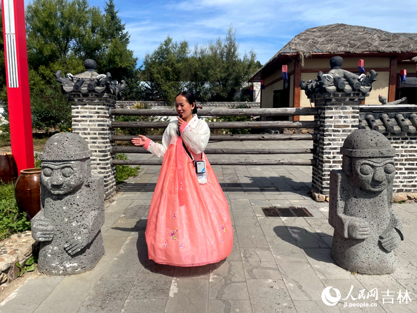 百花谷朝鮮族古村落建有朝鮮族民俗博物館、朝鮮族非物質文化遺產展覽館、朝鮮族傳統美食體驗館、朝鮮族民宿、韓服體驗館等。人民網記者 李思玥攝