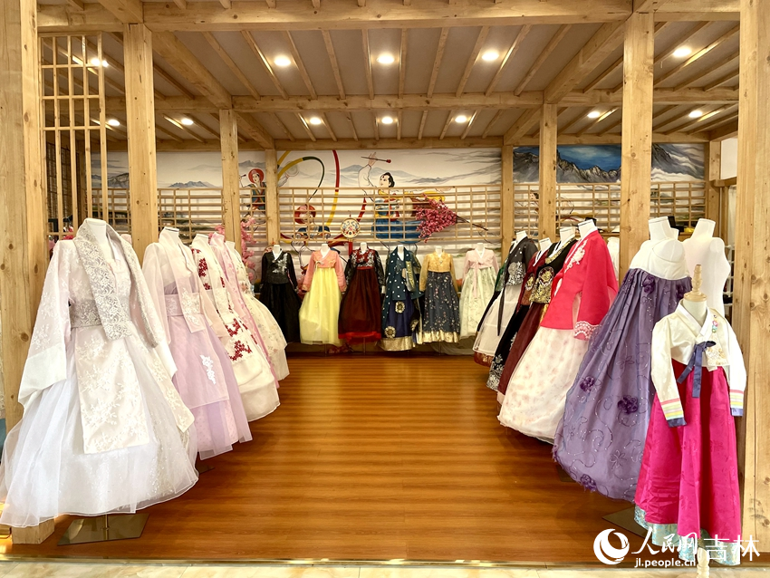 在朝鮮族服飾館內，顏色各異的傳統服飾可供游客試穿裝扮、拍照留念，沉浸式體驗朝鮮族傳統民俗文化之美。人民網記者 李思玥攝