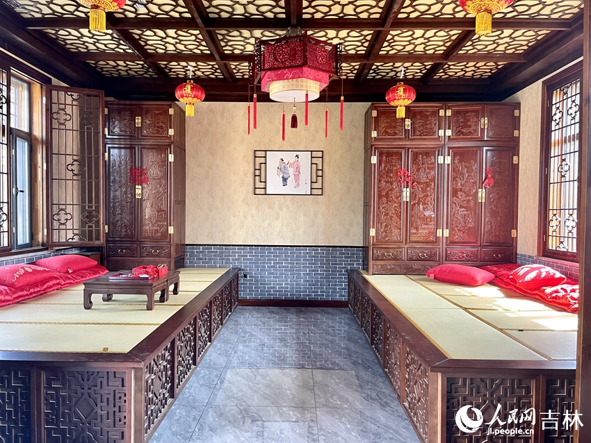 景區內，在頗具特色的滿族民居中感受到滿族風俗習慣和歷史文化。人民網記者 李思玥攝