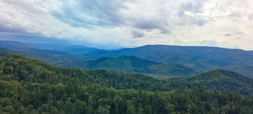 長白山紅石峰是甄峰嶺的余脈，是安圖縣與和龍市的界山，也是圖們江與松花江的分水嶺，五道白河（二道江）流經此地。（安圖縣委宣傳部供圖）