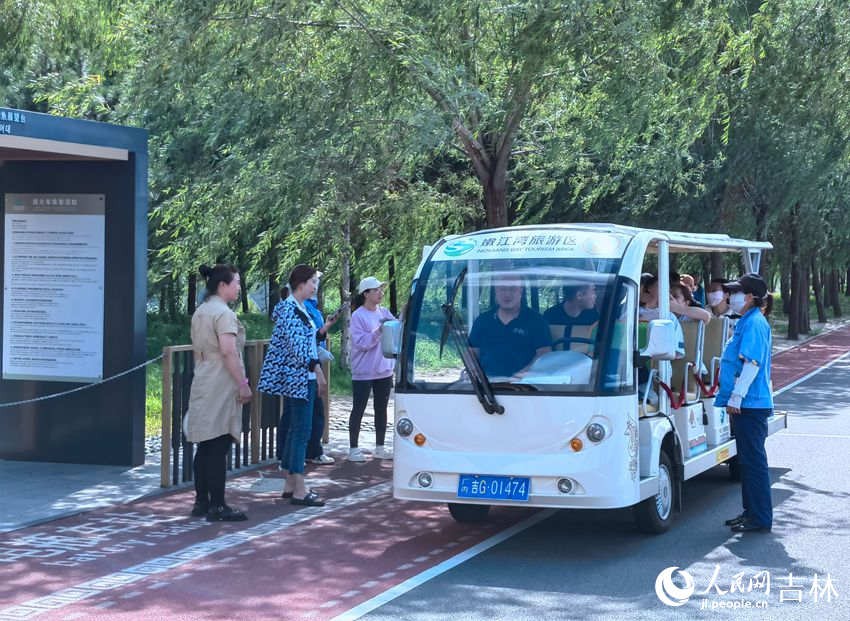 景區內游客觀光車。人民網記者 馬俊華攝