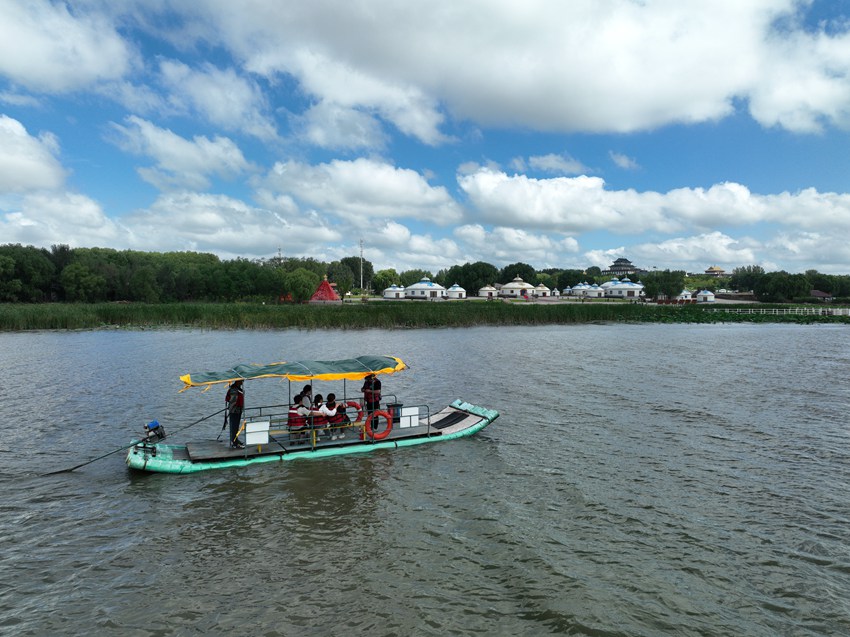 游客游覽查干湖。（吉林省生態環境廳供圖）