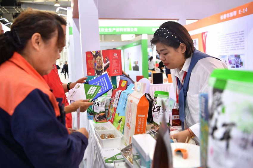 社會各界群眾到首屆退役軍人創業創新成果展交會了解軍創企業研發的產品。