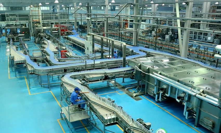 安圖翠林礦泉水有限公司自動化生產線。（安圖翠林礦泉水有限公司供圖）