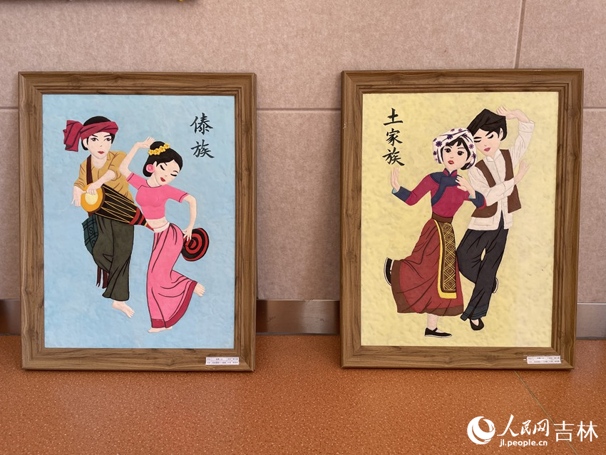 學生制作的少數民族主題的手工藝品。人民網記者李思玥攝