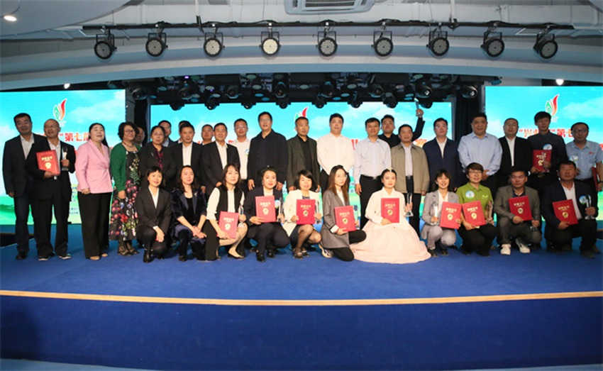 獲獎選手與頒獎嘉賓、評委合影。（擺渡創新工場供圖）