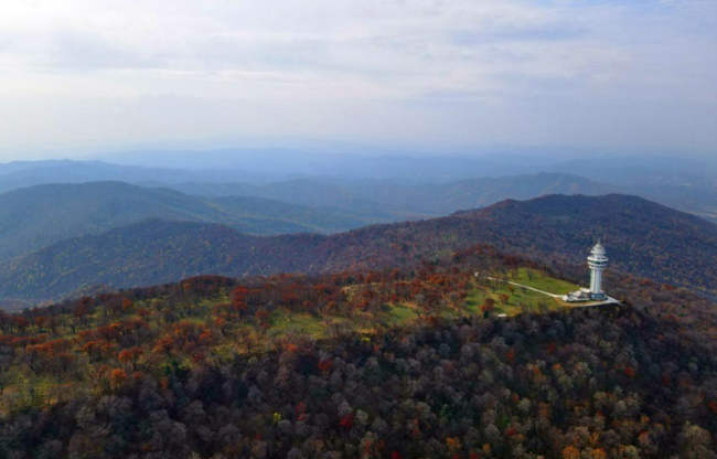 層林盡染的四方頂景區。（石天蛟/攝）