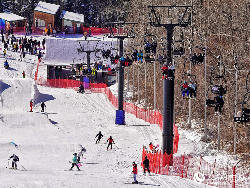 滑雪愛好者在和平滑雪場暢滑粉雪。人民網記者 李洋攝