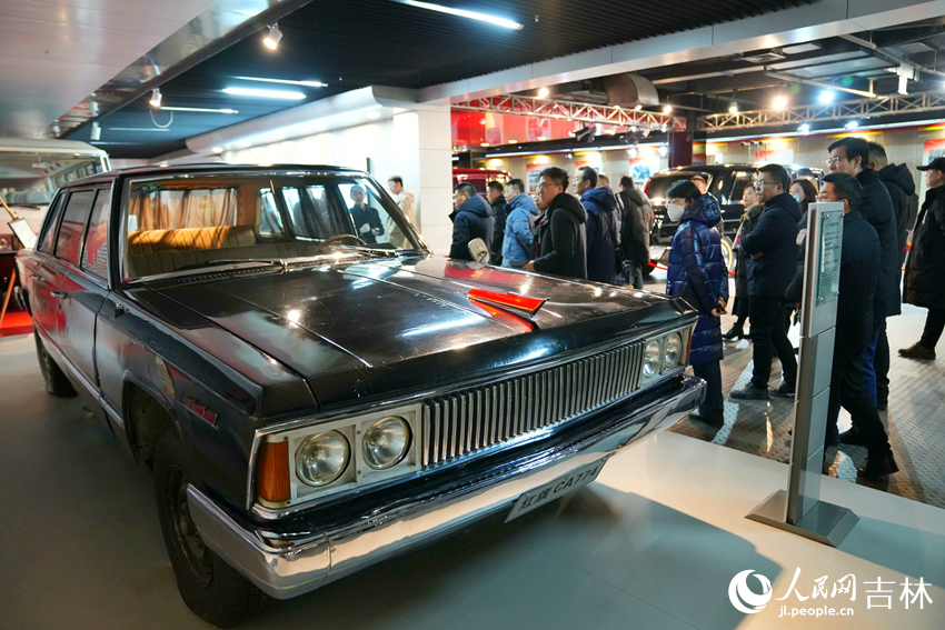 11月30日，參會嘉賓在一汽集團紅旗文化展館觀摩。人民網記者 李洋攝