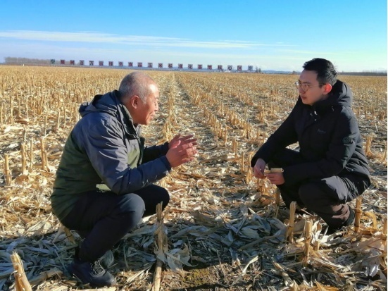 王貴滿向記者詳細介紹黑土地的“衣食住行” 孟海鷹/攝