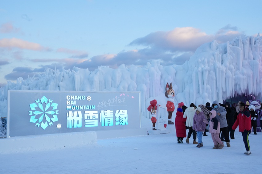 游客打卡長白山雪絨花冰雪樂園。人民網記者 李洋攝
