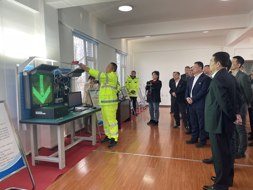 與會人員參觀了吉高集團“五小”創新成果展。人民網記者 李思玥攝