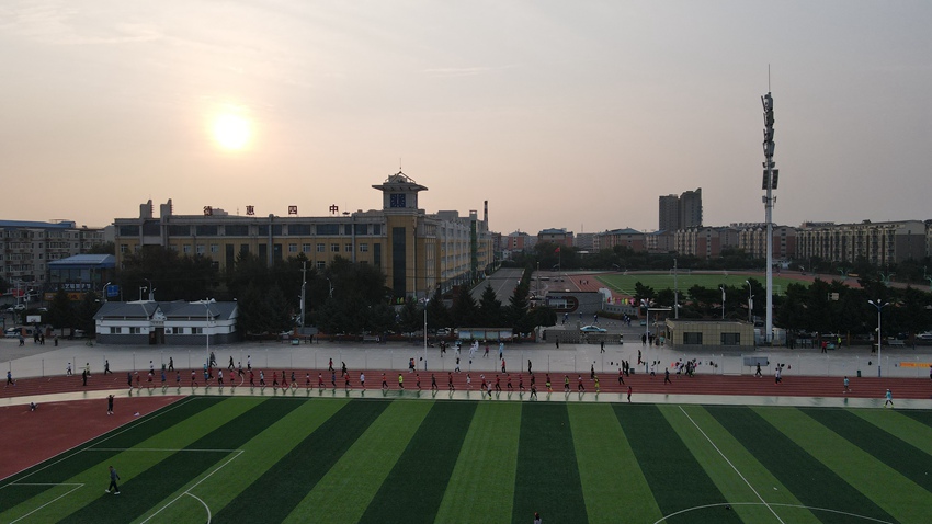 早上六點不到，德惠體校的體育場上已有不少早起的市民正在鍛煉身體。人民網 李成偉攝（資料圖片）