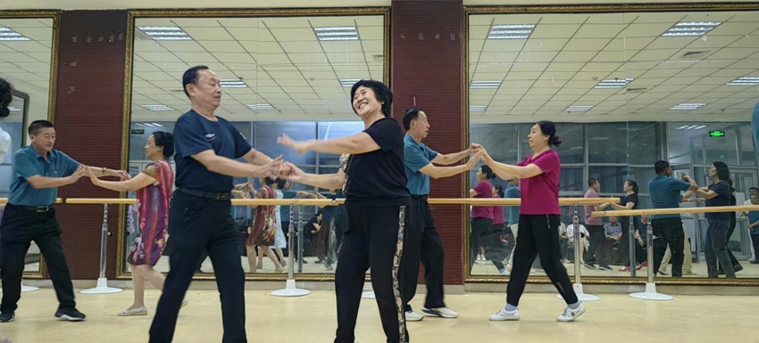 每次排練時，團員們猶如一群快樂的老小孩兒，臉上洋溢著笑容，身上散發著激情。人民網 李成偉攝（資料圖片）