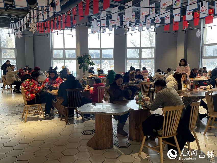 游客們可以在“暖房”內取暖歇腳、補充能量。人民網記者 李思玥攝