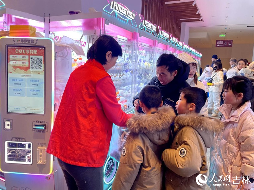 “暖房”內設置室內娛樂區供小朋友們玩耍。人民網記者 李思玥攝