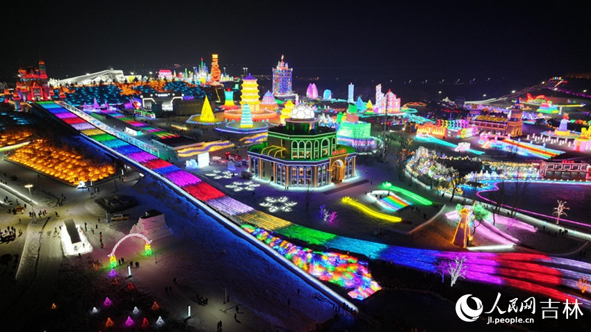夜晚的長春冰雪新天地。人民網記者 李洋攝