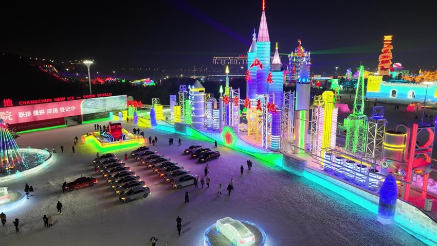 長春市民自發組成車隊送外地游客。（長春冰雪新天地供圖）