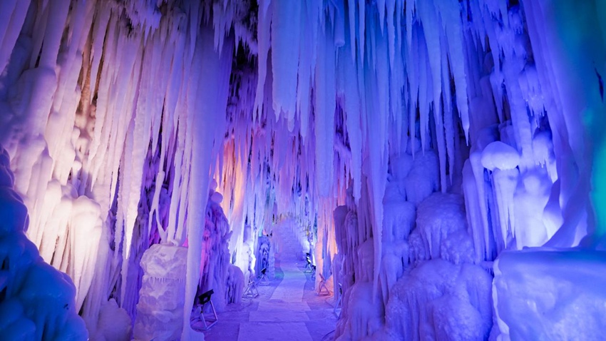 夜晚的“花果山水簾洞”如同冰溶洞般夢幻。（長春冰雪新天地供圖）