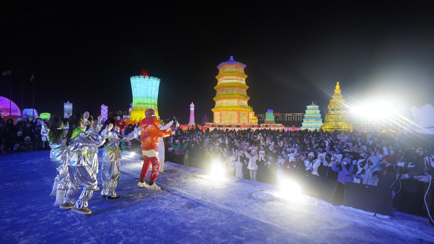 室內外演藝活動帶游客們嗨起來。（長春冰雪新天地供圖）