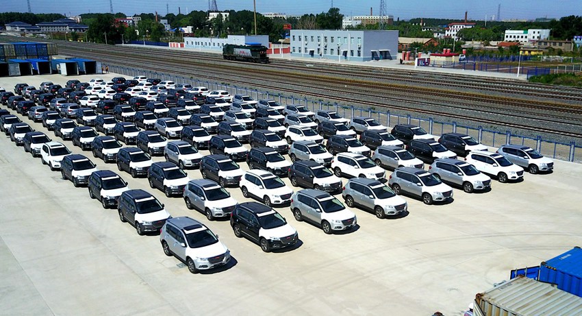 長春興隆鐵路口岸等待裝車的一汽整車。（長春國際陸港公司供圖）