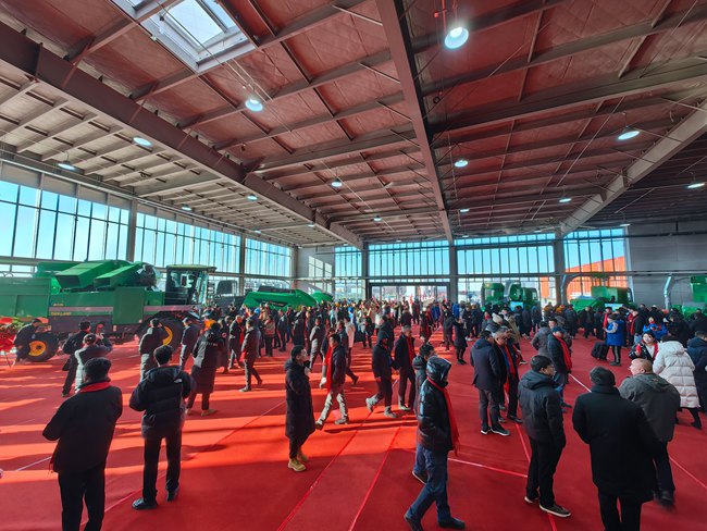 活動人員參觀企業展廳